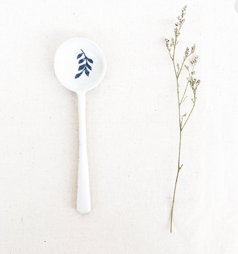 简约手作叶子陶瓷勺子（短款） - 餐刀/叉/匙组合 - 陶 白色