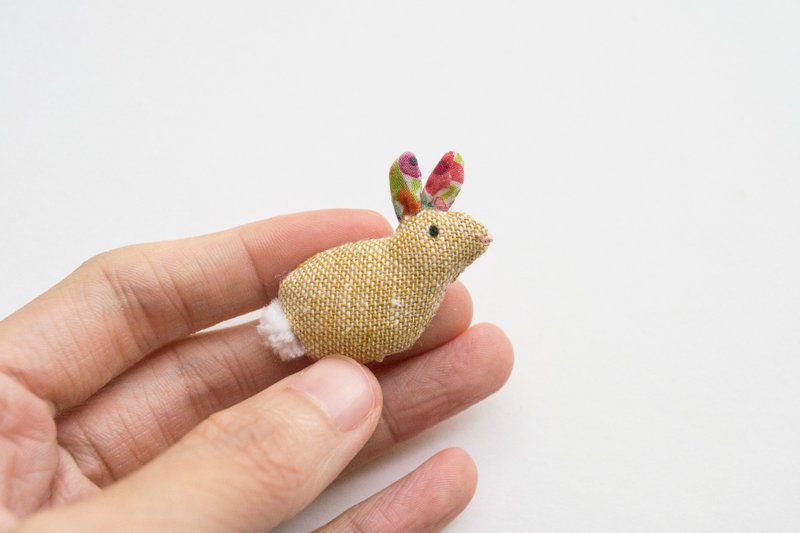 小兔胸針 Binky Bunny mini brooch pin - 胸针 - 棉．麻 多色