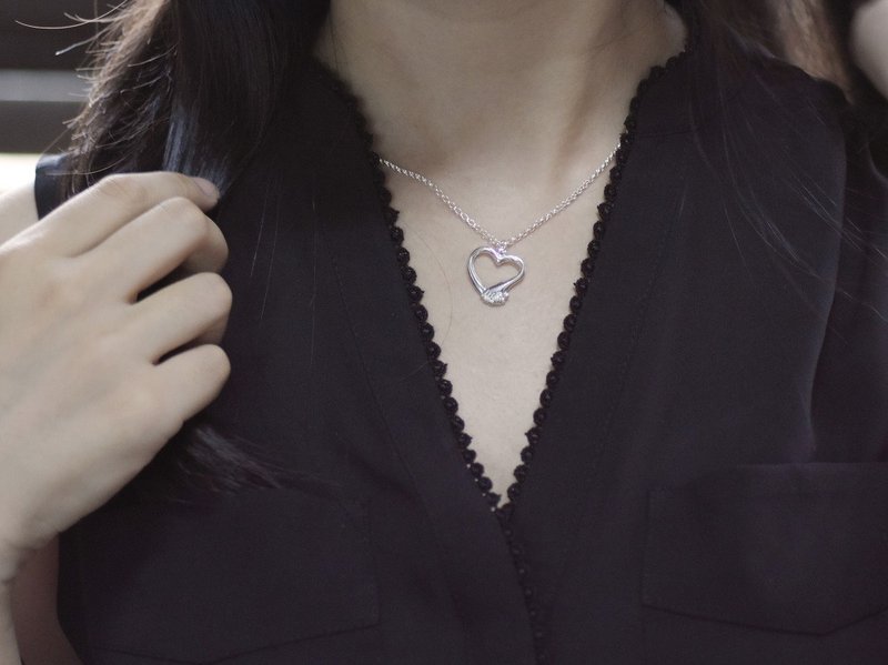 牵手爱心 | 细项链 925纯银 刻字 锁骨链 手工银饰 情人礼物 - 项链 - 纯银 银色