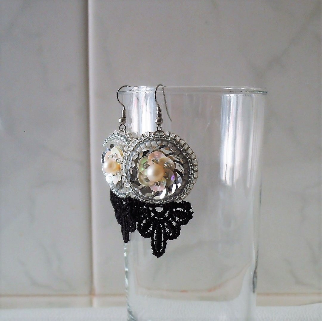 [Beads Embroidery] Circle Earrings White + Black - 耳环/耳夹 - 其他材质 银色