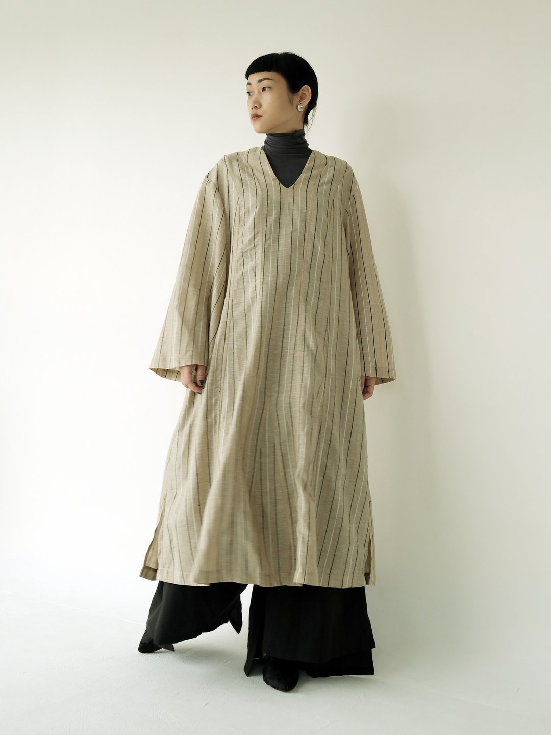 川 衣 WEAR BEING  V领散状宽袖洋装  卡其条纹 - 洋装/连衣裙 - 棉 卡其色