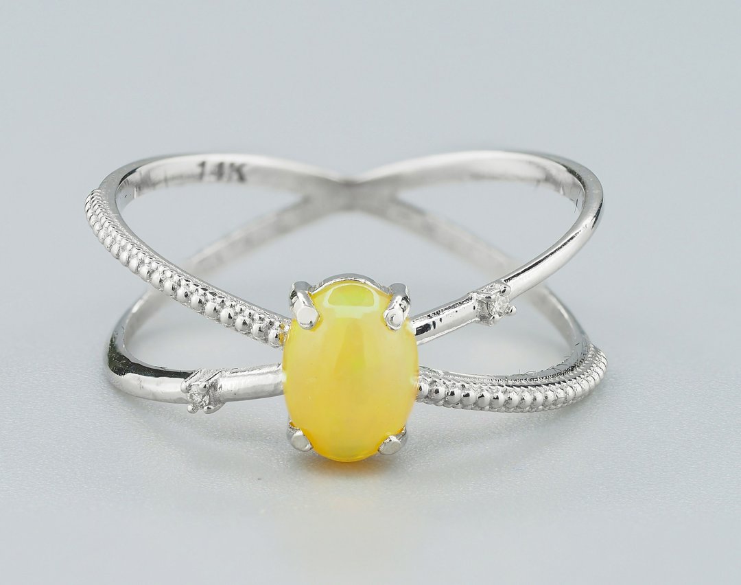 Minimalism style white gold ring with natural opal cabochon and diamonds. - 戒指 - 贵金属 金色