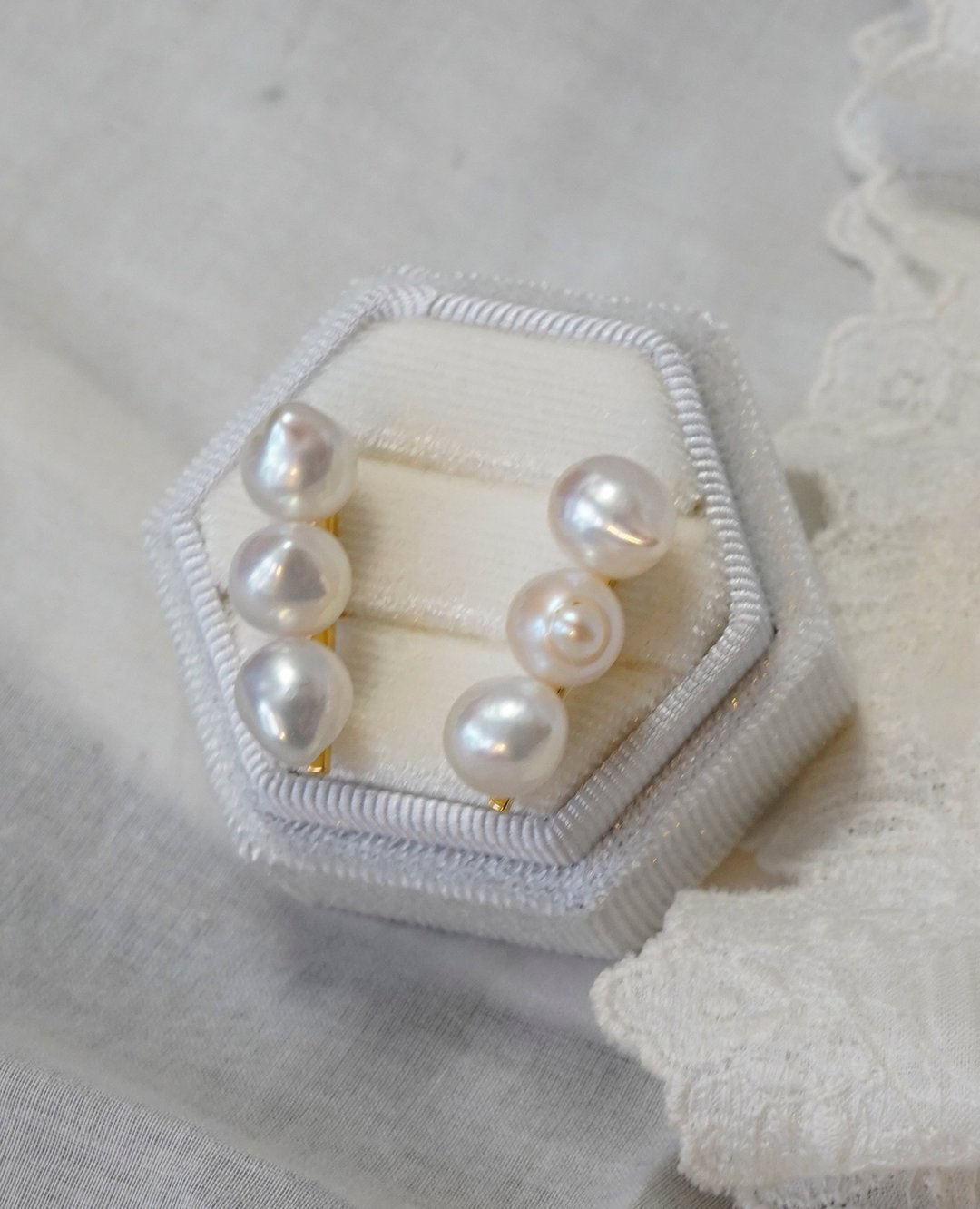 SV Baroque pearl bar pierced
巴洛克珍珠长条耳环 - 耳环/耳夹 - 其他金属 