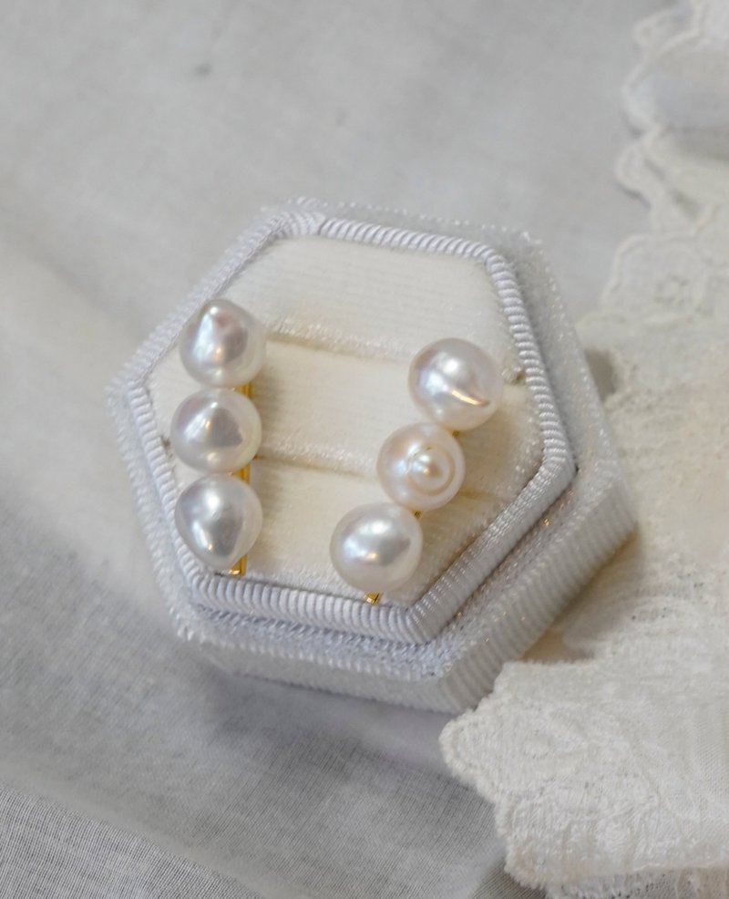 SV Baroque pearl bar pierced
巴洛克珍珠长条耳环 - 耳环/耳夹 - 其他金属 