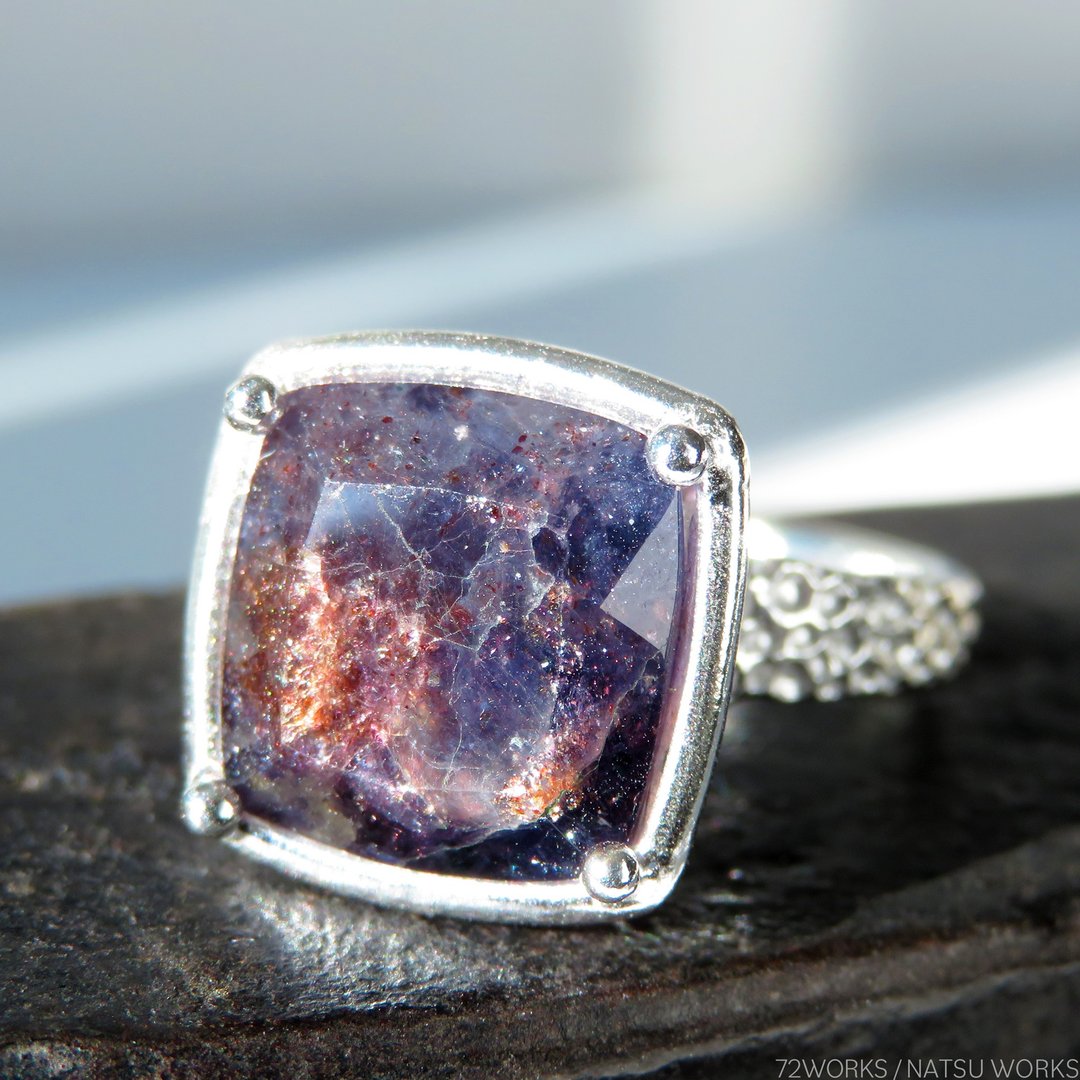 Blood Shot Iolite Ring - 戒指 - 宝石 紫色