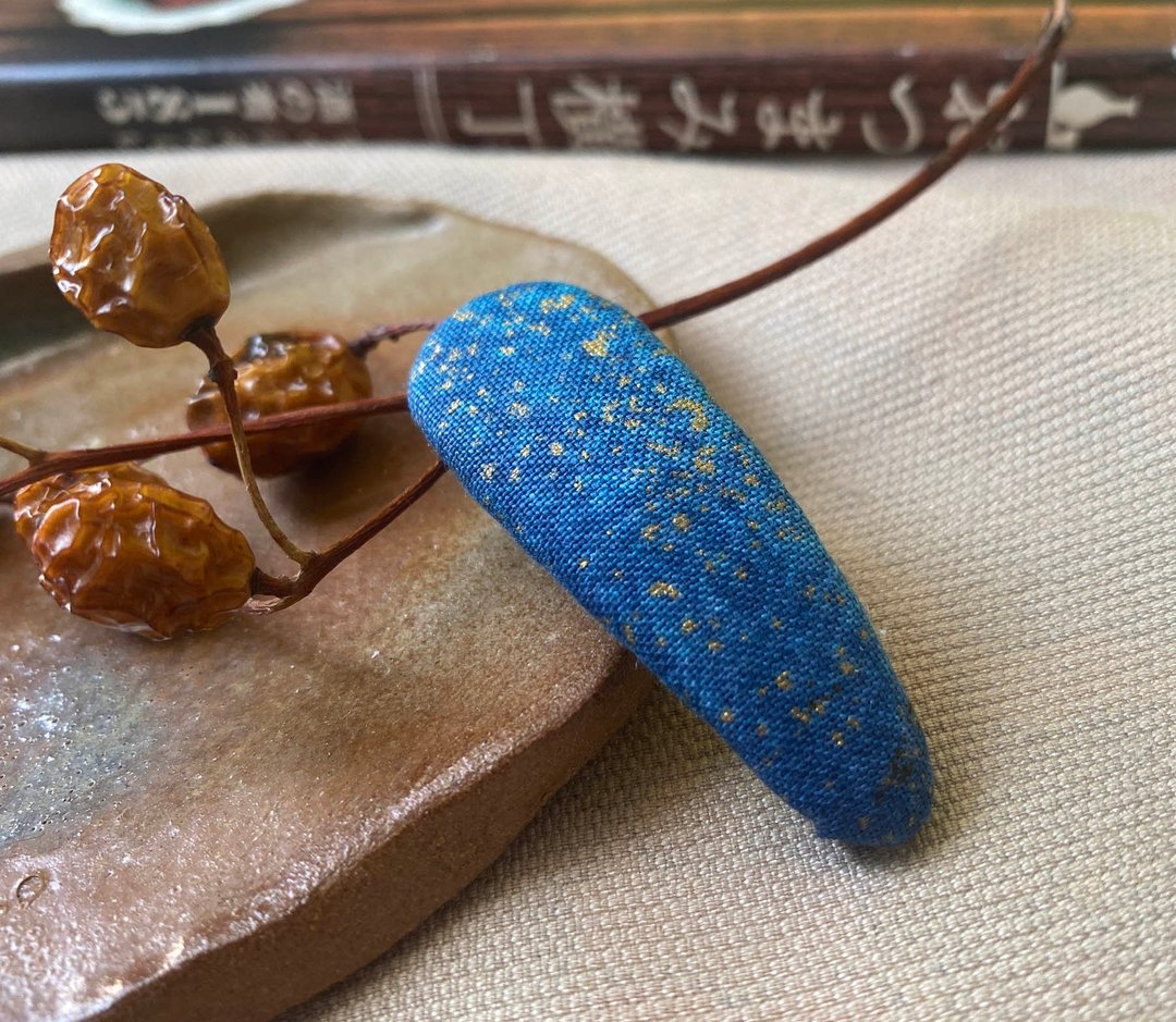: 琉璃 : 花布发夹(小)  BB夹 包布手工发饰 蓝色 北欧简约丨之地 - 发饰 - 棉 蓝色