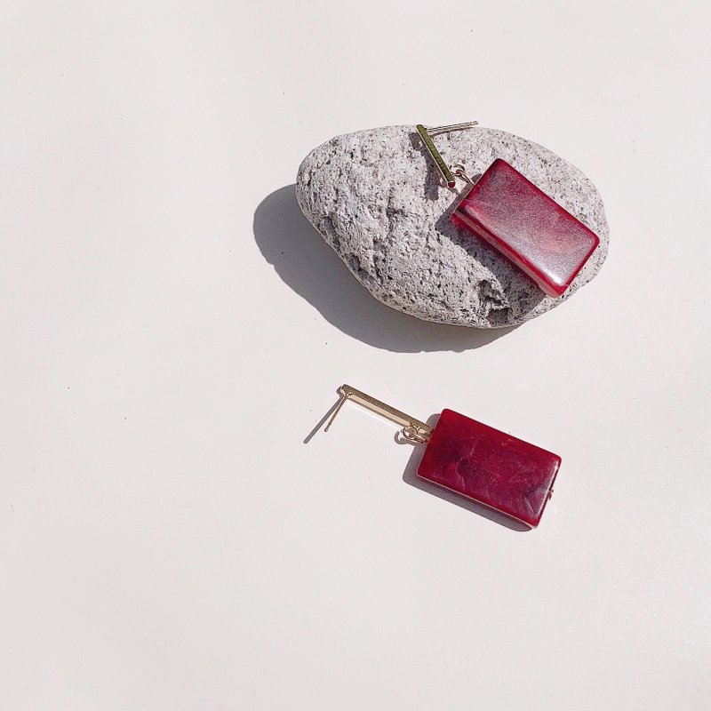 Chic red - 耳环/耳夹 - 压克力 红色