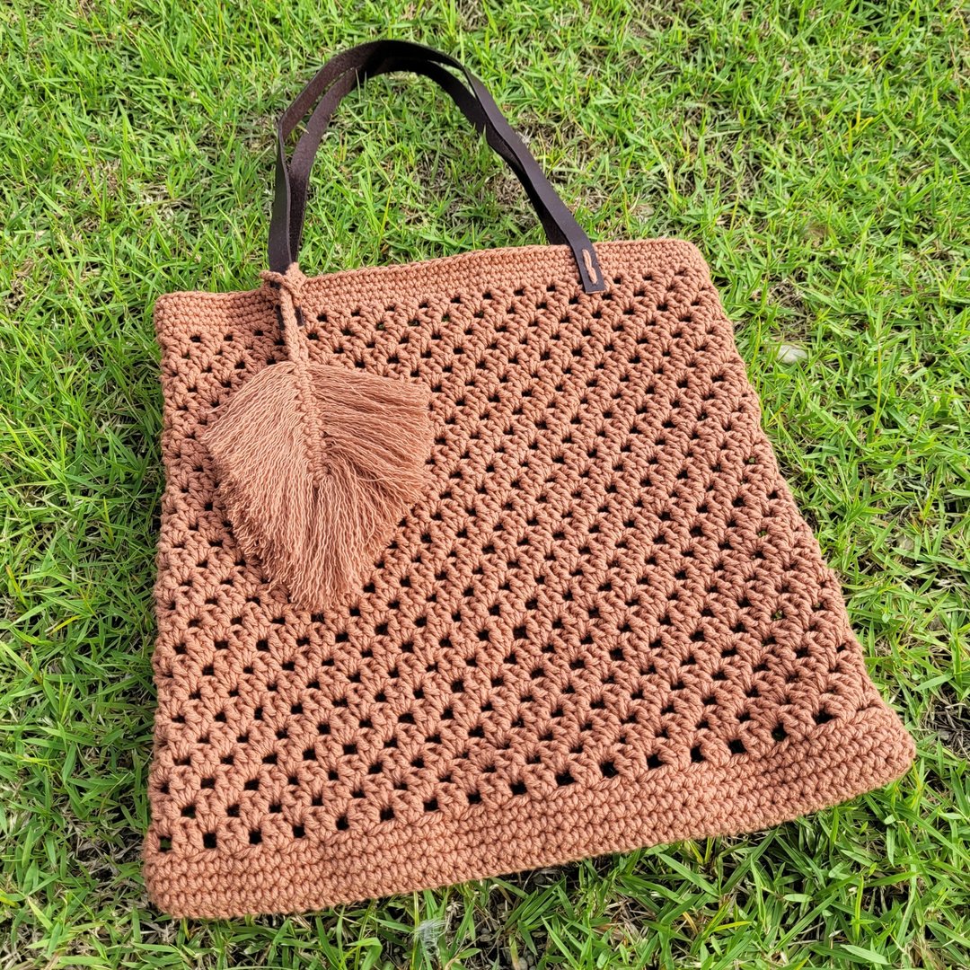 Crochet bag from bleached rope - 手提包/手提袋 - 其他材质 咖啡色