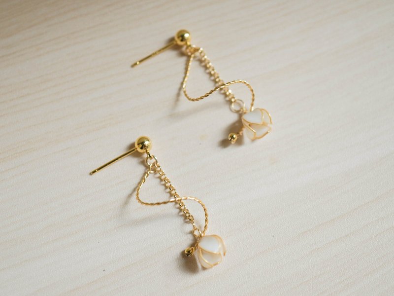 【花温】铃花旋影。白色。耳针/耳夹 - 耳环/耳夹 - 其他金属 白色