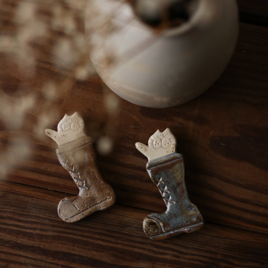 躲在老旧皮靴里的吉普猫 / 陶瓷胸针 - 胸针 - 陶 