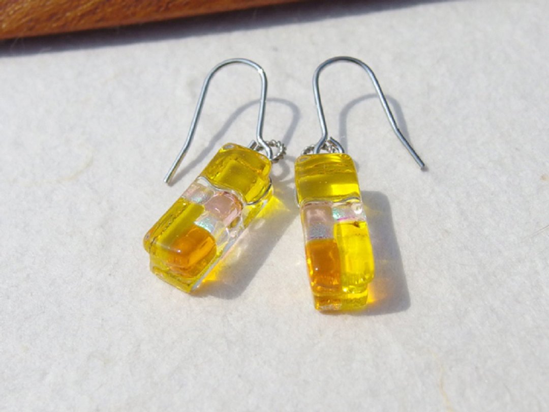 Aurora Glass (Aurora [Yellow]) Earrings / Clip-On [Choice of metal fittings] [Made to order] - 耳环/耳夹 - 玻璃 黄色