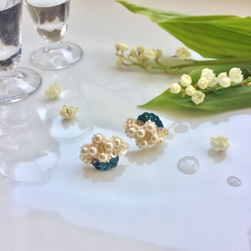 Pearl flower earrings blue - 耳环/耳夹 - 其他材质 蓝色