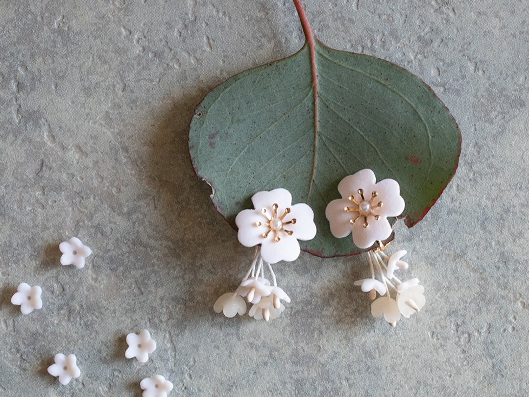 Small flower tassel earrings / white - 耳环/耳夹 - 粘土 白色
