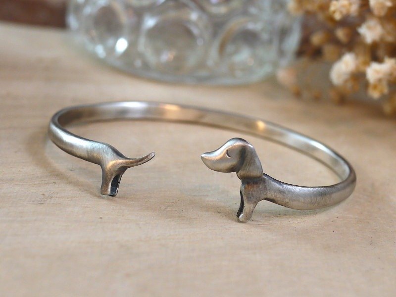 【金夏琳 · 饰品】 追着尾巴的腊肠 手镯 -- 纯银染黑雾面版 - 手链/手环 - 其他金属 