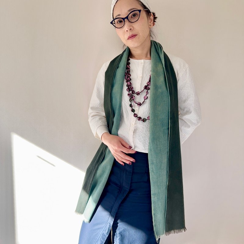 手工染色披肩，有两种色调：绿色、靛蓝、月桂、茜草和苏木，亚麻和羊毛混纺 - 围巾/披肩 - 棉．麻 绿色