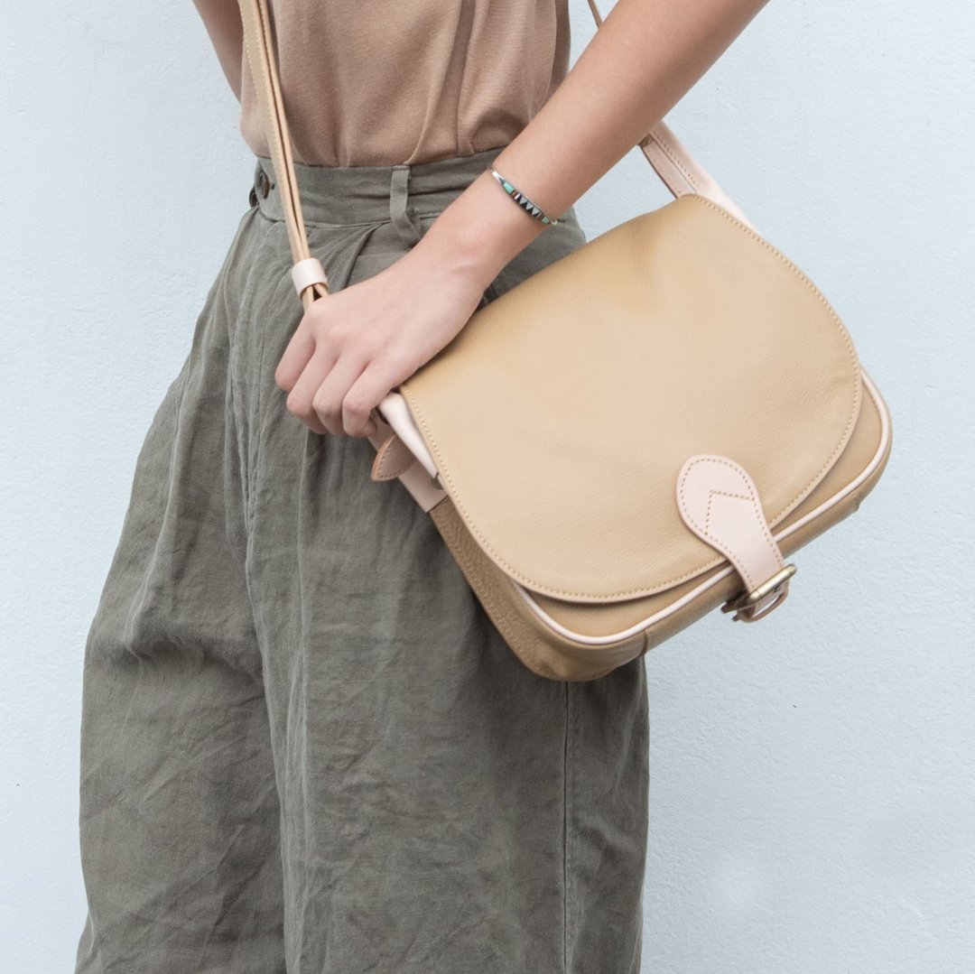 Crossbody Bag UU-F in Beige GUATE - 侧背包/斜挎包 - 真皮 卡其色