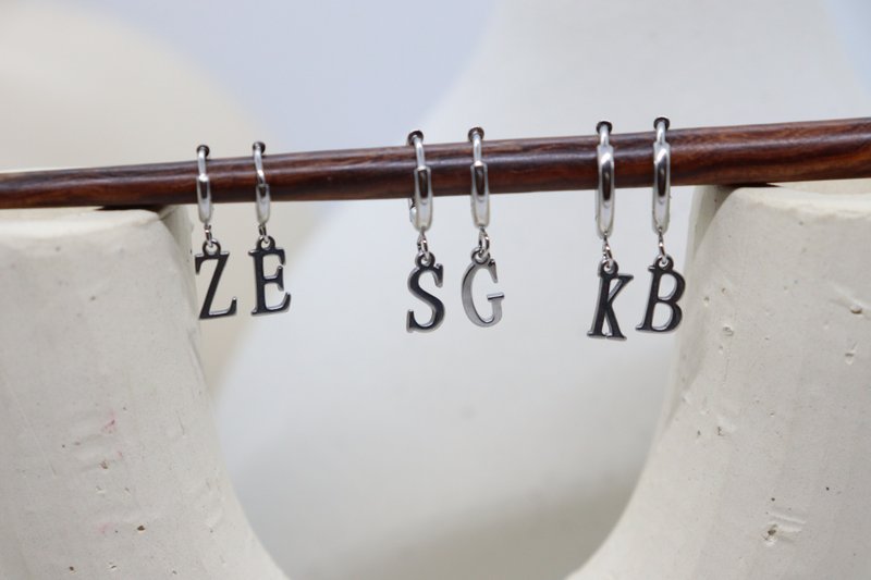 手术级不锈钢 • 时髦字母圈形耳环、软骨圈形耳环、个人化字母 - 耳环/耳夹 - 不锈钢 银色