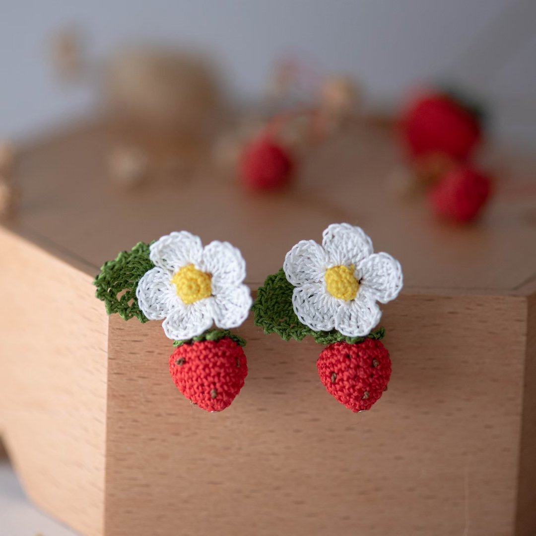 【小白花草莓】 耳环 微钩 针织 花 耳饰 耳夹 手作 耳针 - 耳环/耳夹 - 绣线 红色