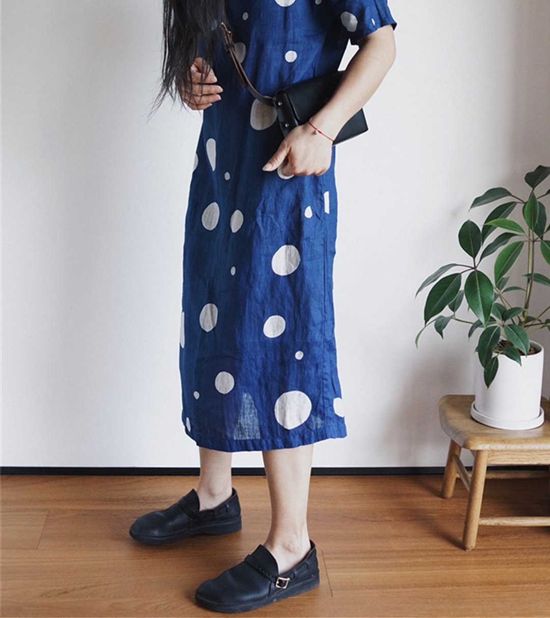 深藍色 亞麻制波點蠟染洋裝 藍靛植物染 草木染夏日亞麻連身长裙 - 洋装/连衣裙 - 棉．麻 蓝色