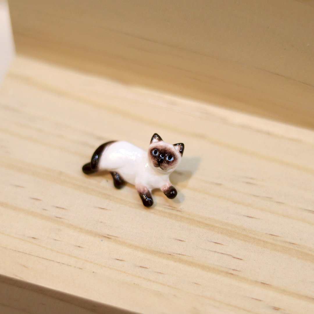 Siamese cat laying down brooch, Siamese cat brooch, Siamese cat pin - 胸针 - 粘土 咖啡色