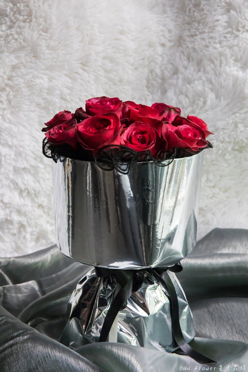 小香风花束附礼盒/香奈儿花束/永生花束/10朵厄瓜多尔尔大玫瑰/不凋花 - 干燥花/捧花 - 植物．花 银色