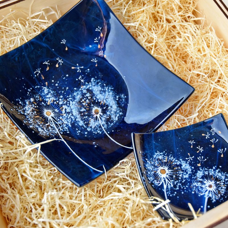 Decorative dish with dandelions - Fused glass plate with flower - 浅碟/小碟子 - 玻璃 蓝色