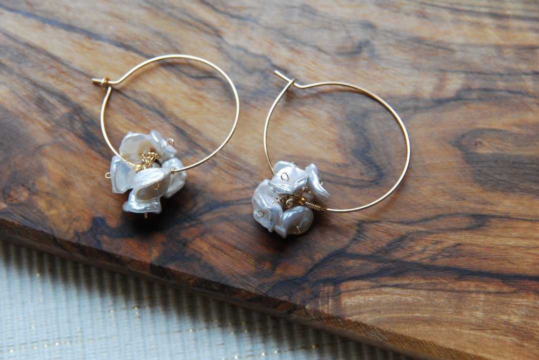 Keshipearl chip flower hoop earrings 14kgf - 耳环/耳夹 - 珍珠 白色