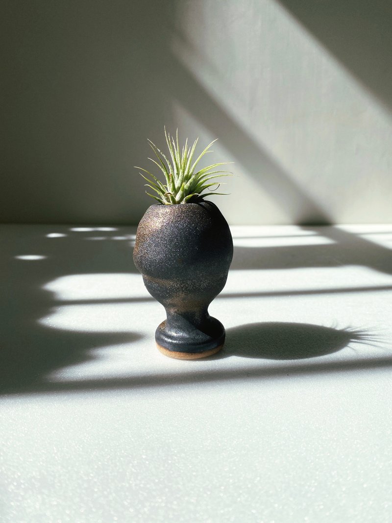 【 旺来】神秘黑金手作陶+空气凤梨小精灵 - 花瓶/陶器 - 陶 金色