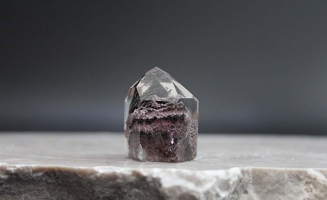 石栽 SHIZAI-绿幽异象水晶柱-含底座 - 摆饰 - 水晶 红色