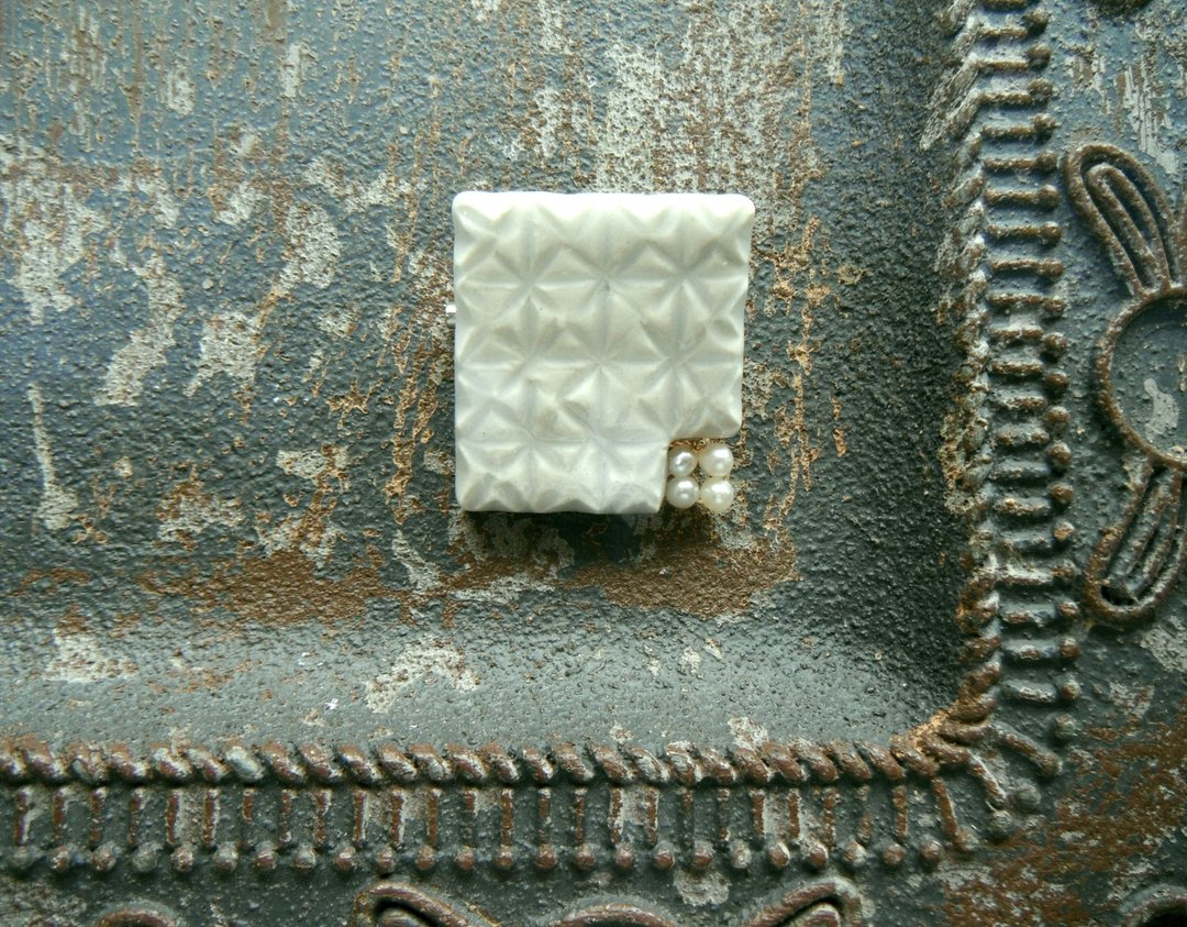 Kiriko Moyo's Ceramic Brooch Ice Color - 胸针 - 陶 白色