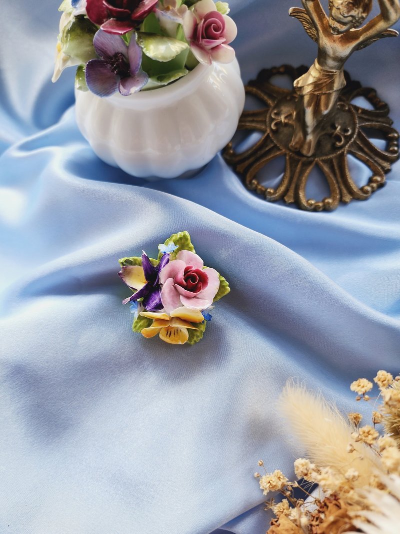 美国西洋古董饰品/英国制England骨瓷鲜艳玫瑰三色堇勿忘我胸针 - 胸针 - 瓷 