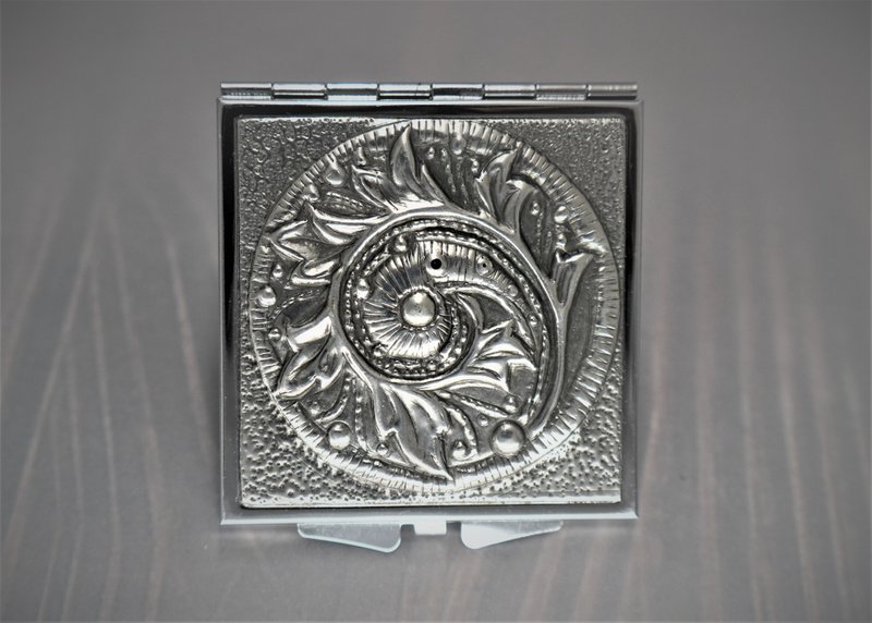 锡雕  具生命力葡萄卷草纹造型随身镜 - 名片夹/名片盒 - 其他金属 银色