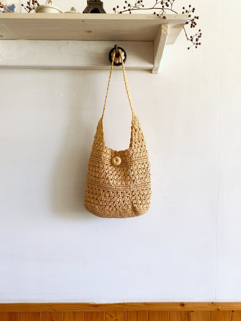 【好日手作】Handmade。夏日手工拉菲草编织奶茶大扣子侧背包 - 侧背包/斜挎包 - 其他材质 卡其色