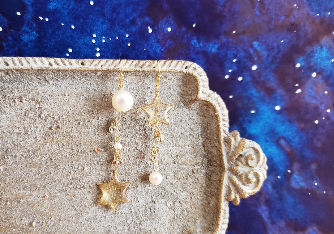 freshwaterperl and stars pierced earrings or clip&screw earrings - 耳环/耳夹 - 树脂 金色