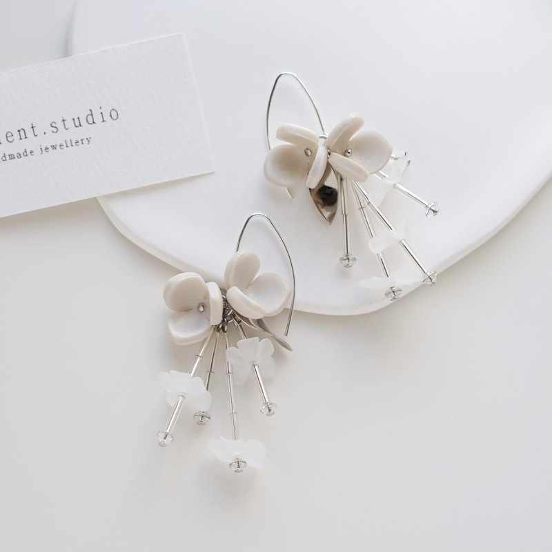 Lorelei 原创设计 手工软陶  垂坠小花水晶 925纯银耳鈎耳环 - 耳环/耳夹 - 陶 白色