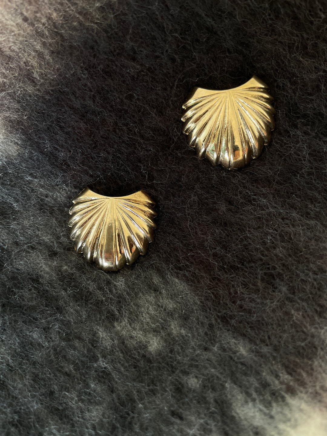 AA古董金色盾牌针式耳环  P261 - 耳环/耳夹 - 其他金属 金色