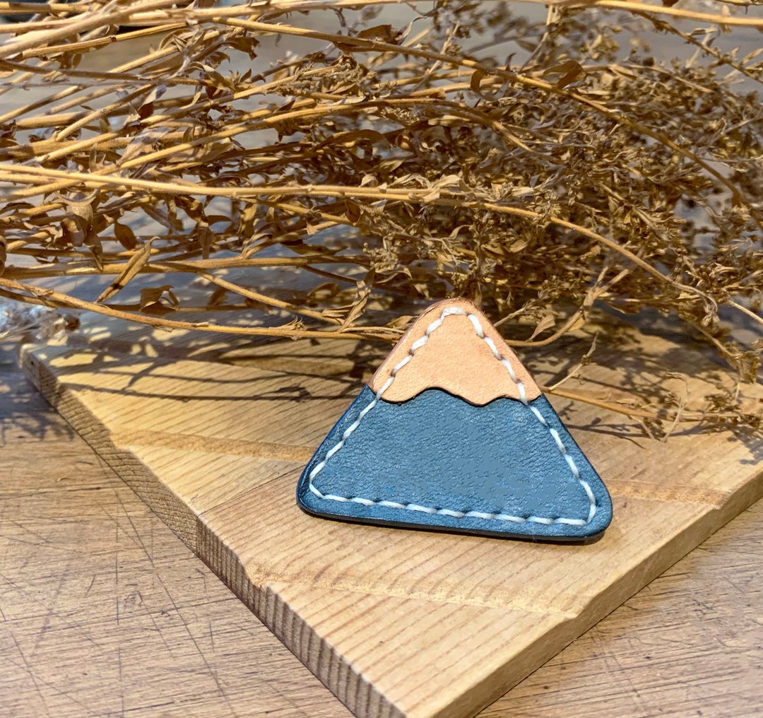富士山别针 / 缺皮CHAPI 别针 饰品 皮革小物 送女友 情人节礼物 - 徽章/别针 - 真皮 多色