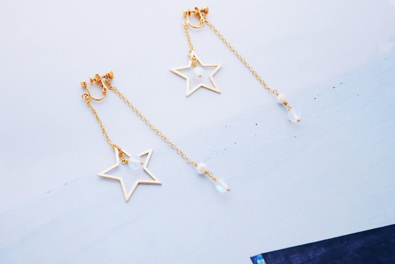 霎那--星形金属框雾面星河感半贵石耳环 (送礼 毕业礼物) - 耳环/耳夹 - 其他金属 金色