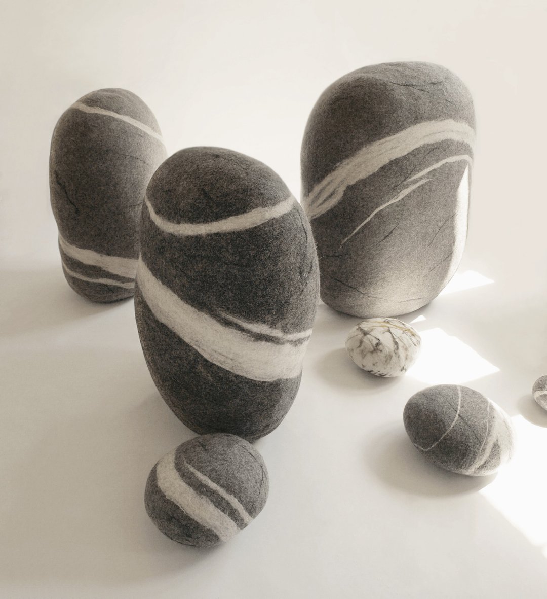 Wool stone pouf ottoman, floor cushion – Giant Rock Model - 枕头/抱枕 - 羊毛 灰色