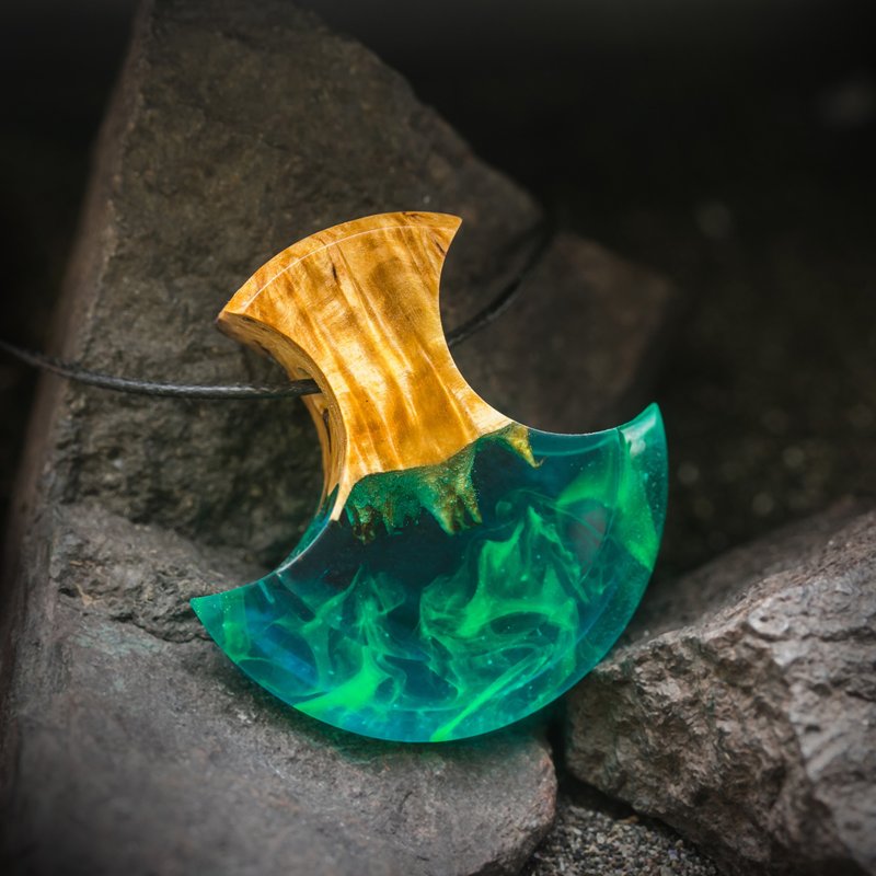 吊坠采用原始风格的桦树节和带有绿色污渍的蓝色珠宝树脂制成 - 项链 - 木头 绿色