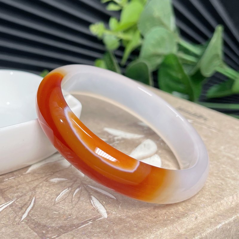 红白玛瑙手镯57MM 冰润半透渐变红白飘花玉髓手环 半山半水 清秀 - 手链/手环 - 半宝石 