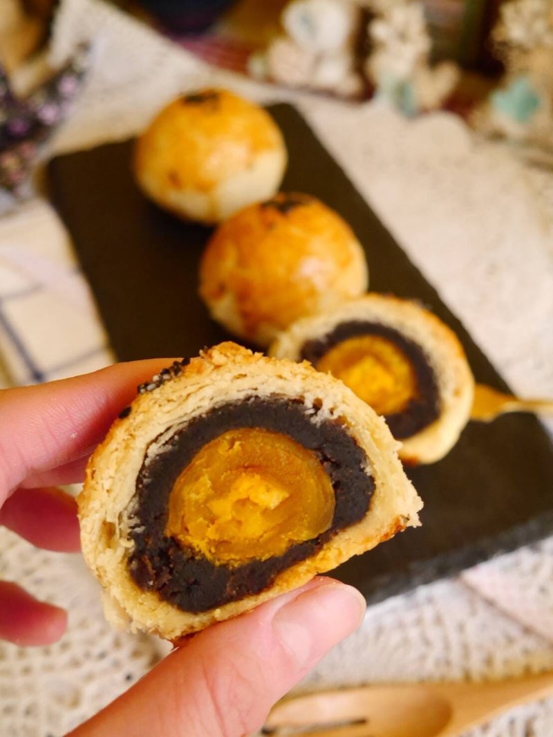 中秋限定─半月蛋黄酥(一盒六入) - 蛋糕/甜点 - 新鲜食材 红色