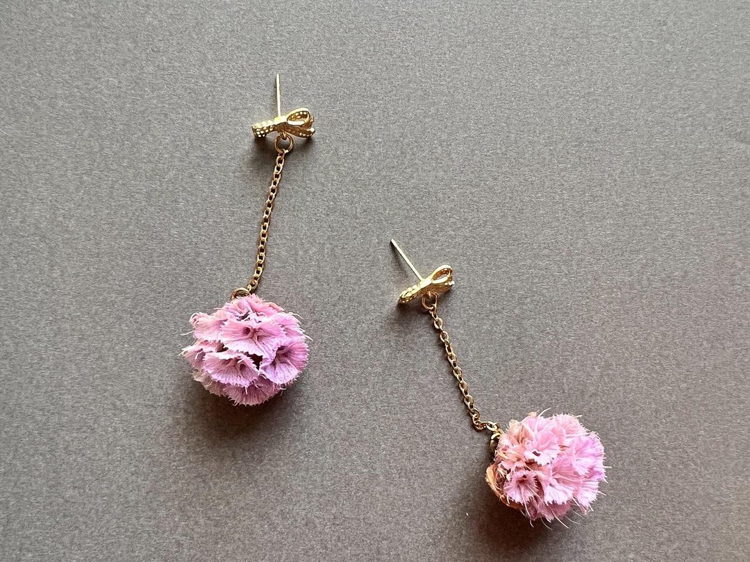 yours accessories 手工真花蝴蝶耳环 - 耳环/耳夹 - 树脂 