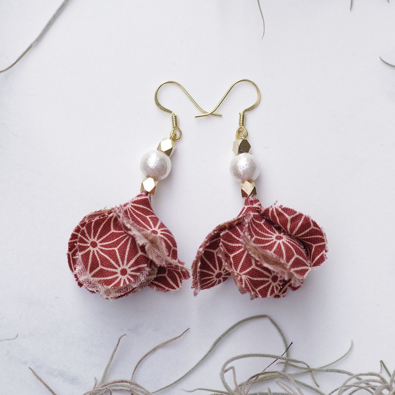 Mika 実花 日本和柄红布花棉花珍珠耳环 - 耳环/耳夹 - 其他材质 红色