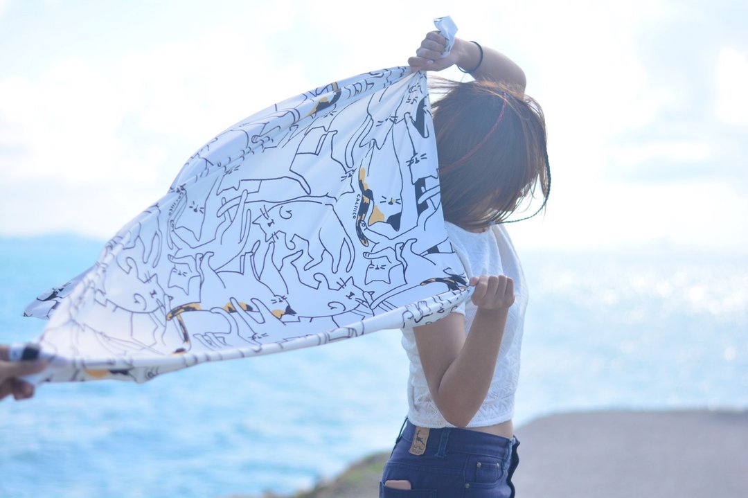 scarf print with calico cat Premium silk satin - 丝巾 - 丝．绢 白色
