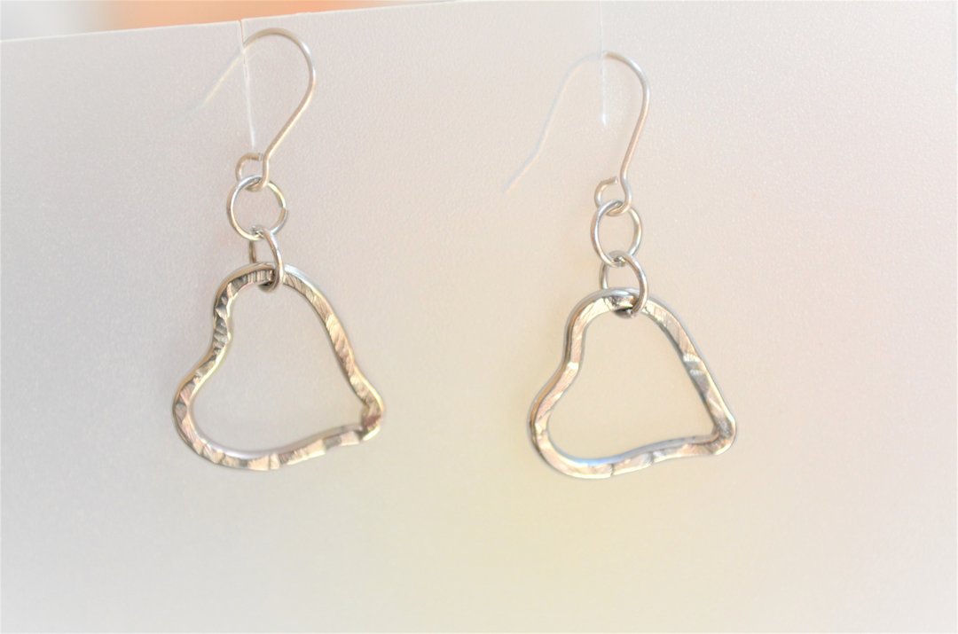 Titanium pierced earrings・Silver heart titanium earrings - 耳环/耳夹 - 其他金属 银色