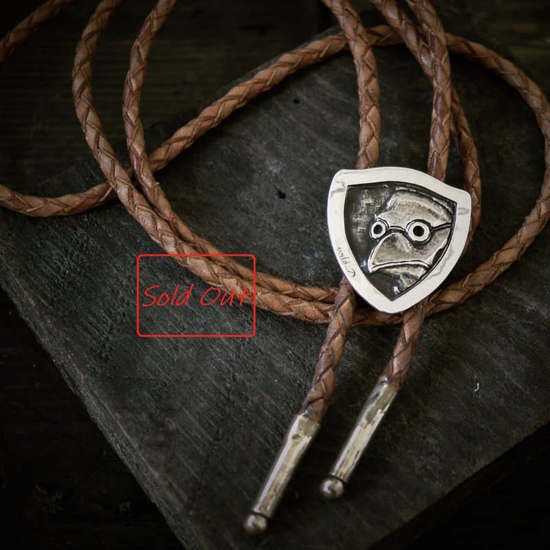 瘟疫医师浮雕 手工925银保罗领带 plague doctor silver bolo tie - 领带/领带夹 - 纯银 银色