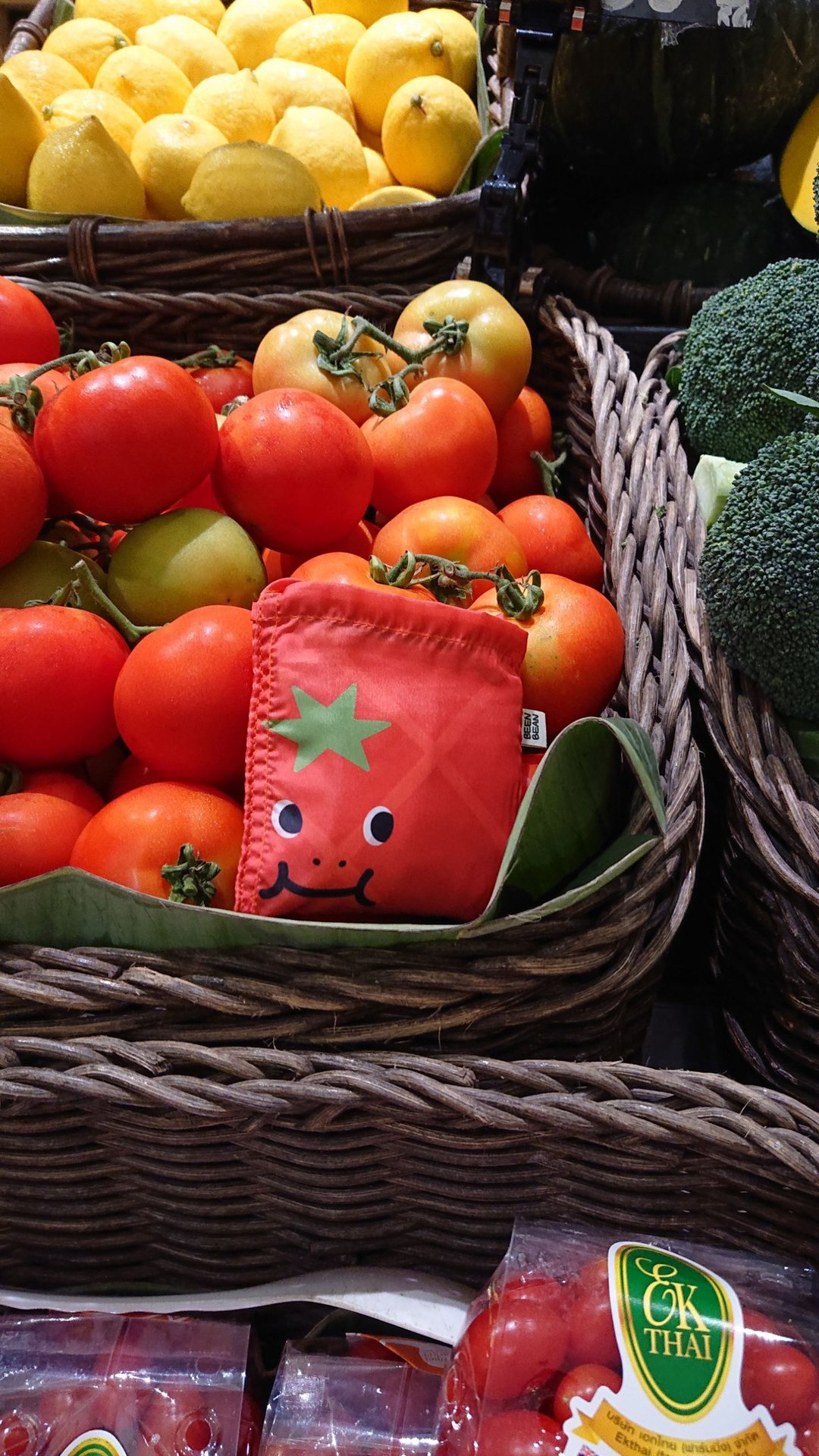 Red Tomato Reusable folding Eco shopping bag - 手提包/手提袋 - 其他人造纤维 红色
