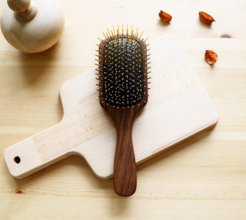 远红外线典藏胡桃木161针黄金梳 - 彩妆刷具/镜子/梳子 - 木头 