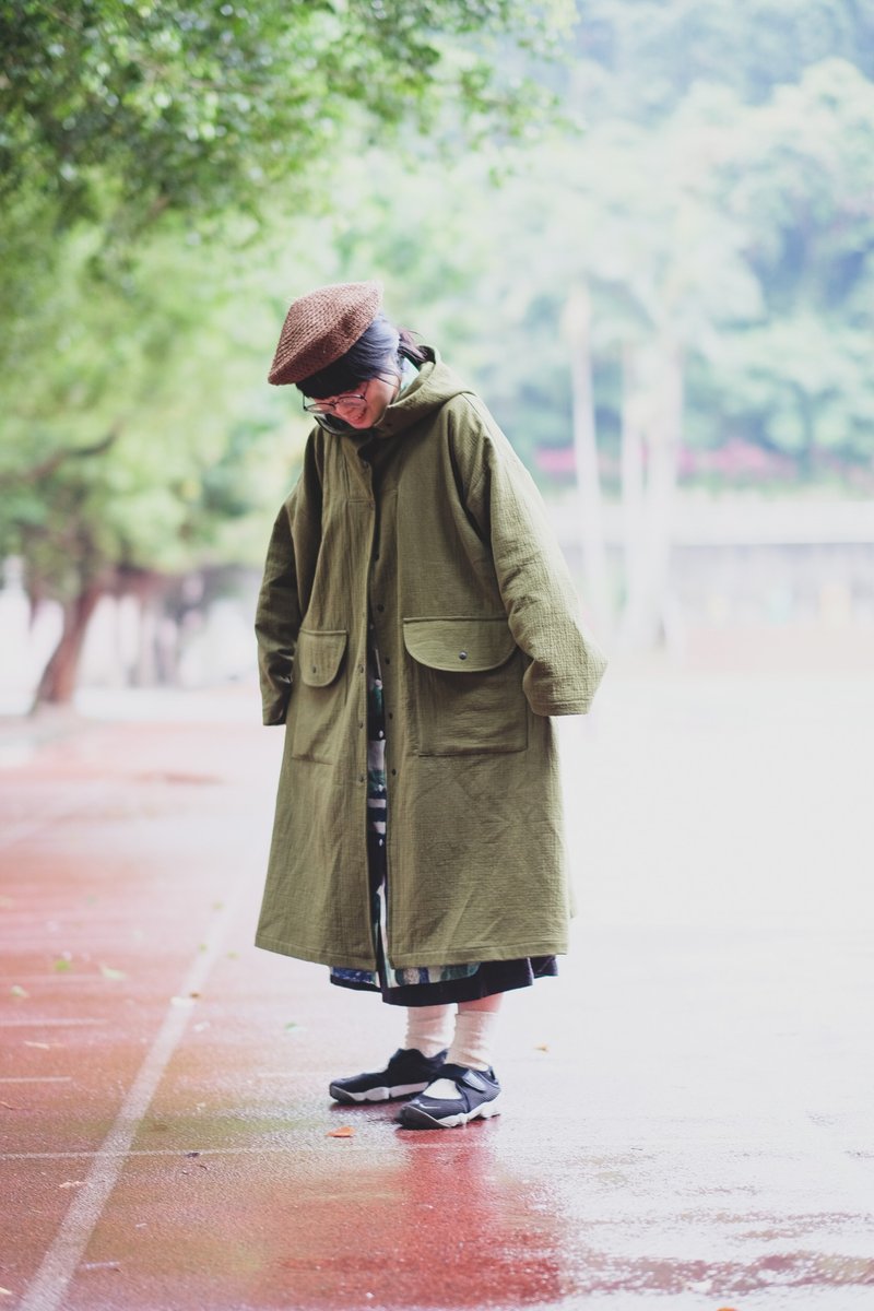 芥绿斗篷式宽版长袖连帽长版外套 - 女装上衣 - 棉．麻 绿色